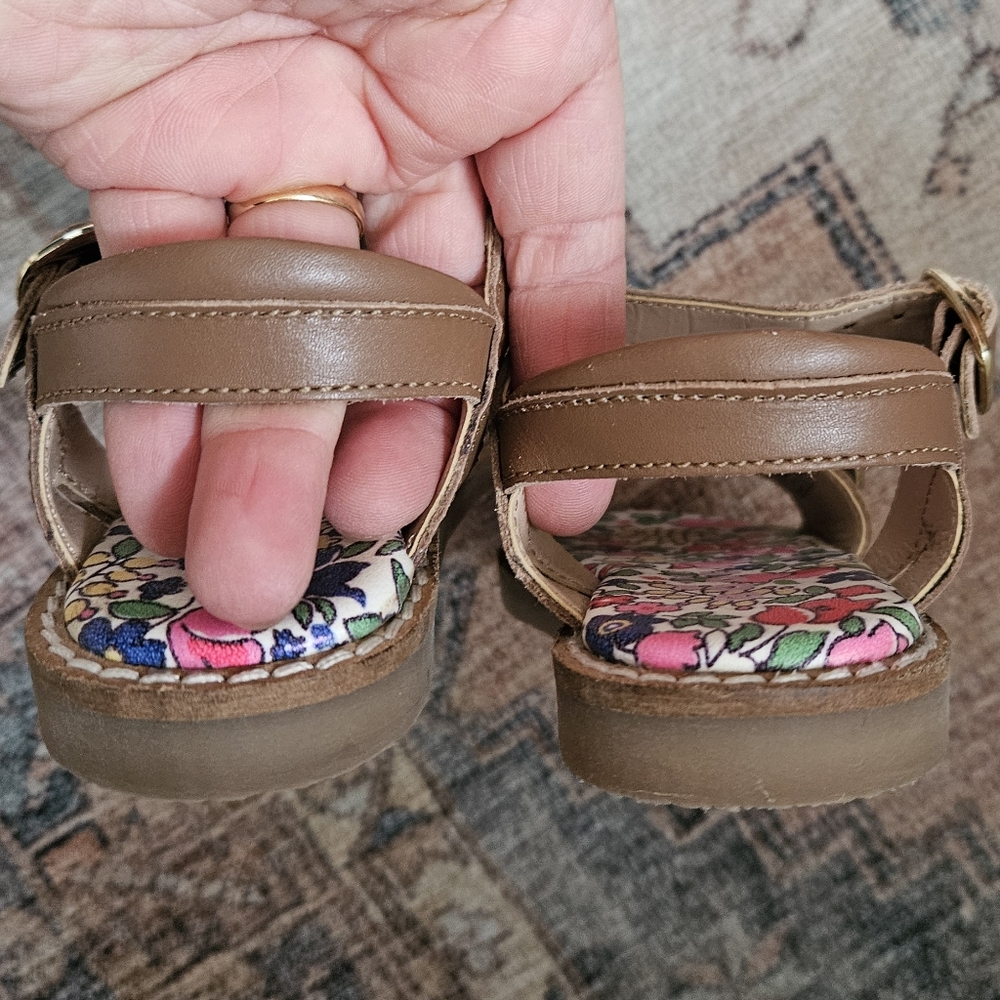 Mini Boden Leather Buckle Strap Girls Sandals with Floral Insole - Picture 3 of 7